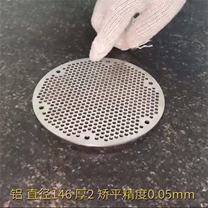 小型矯平機(jī)，小型沖孔網(wǎng)板整平機(jī)，微沖孔校平機(jī)